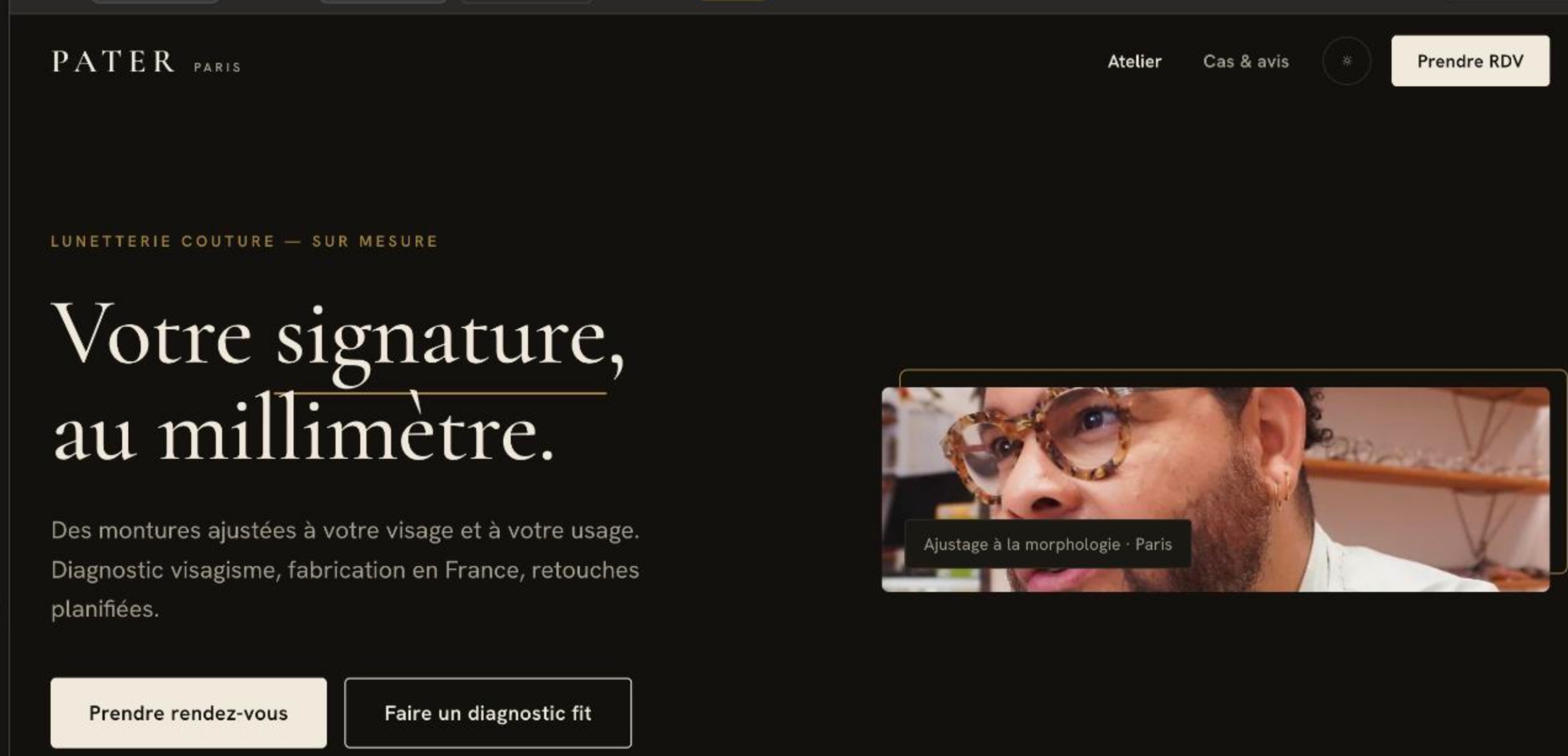 Hero du site PATER, direction magazine en mode sombre : fond encre, cadre laiton décalé sur le portrait
